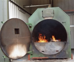 The heat used to dry the logs is run on slithers that are
produced as a by–product of the round wood processing operation. Knotted wood and wood too big to process are also fed
into the burner.
