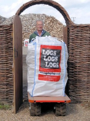 Our log carrier can easily transport bulk bags to a convenient location for your needs